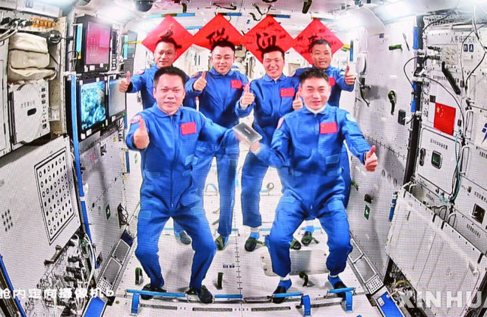 우주정거장 '톈궁'에서 기념 촬영하는 中 우주인들