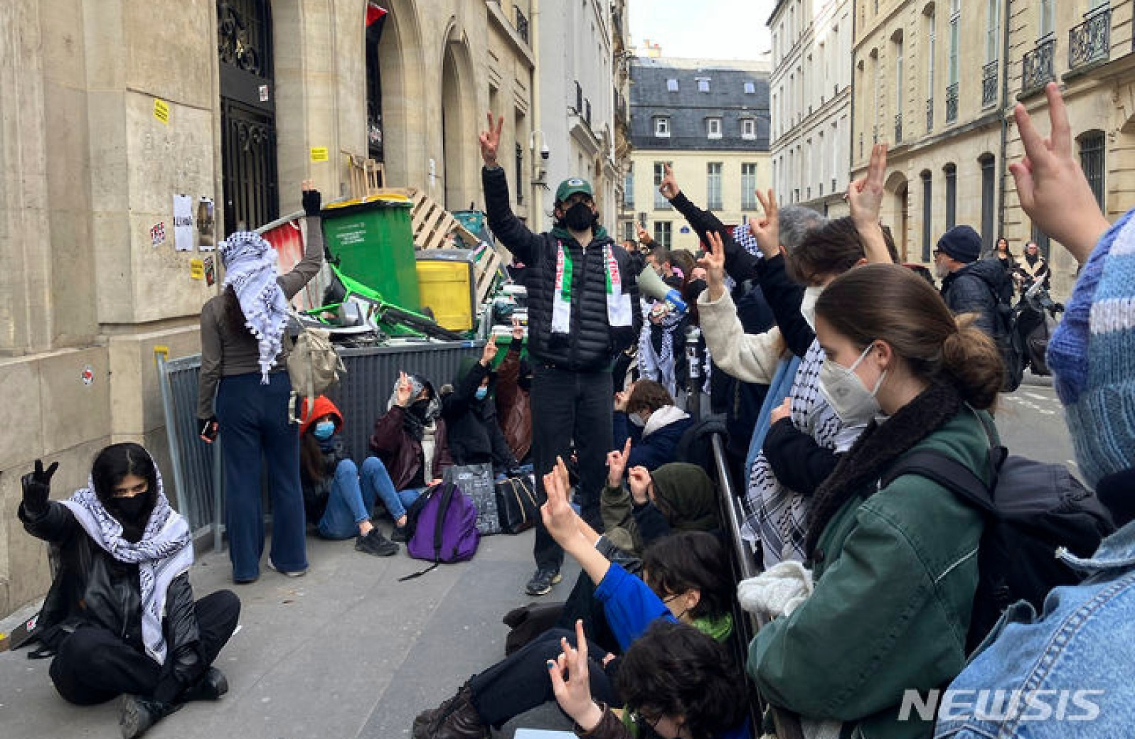 친팔레스타인 시위하는 파리 명문대 학생들