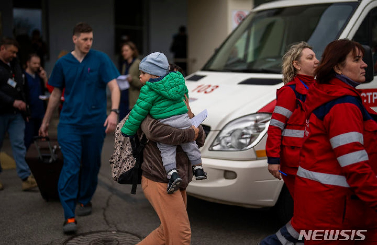 피격 대비, 대피하는 키이우 어린이병원 환자들