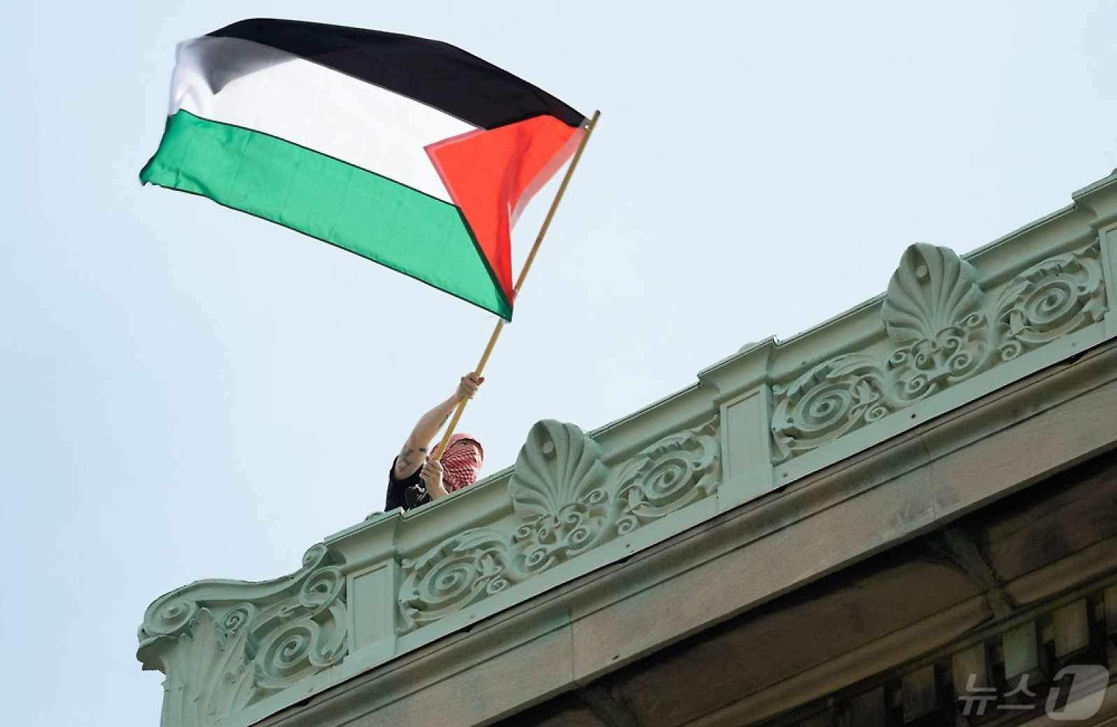 [포토]해밀턴홀 옥상엔 여전히 팔레스타인 깃발이