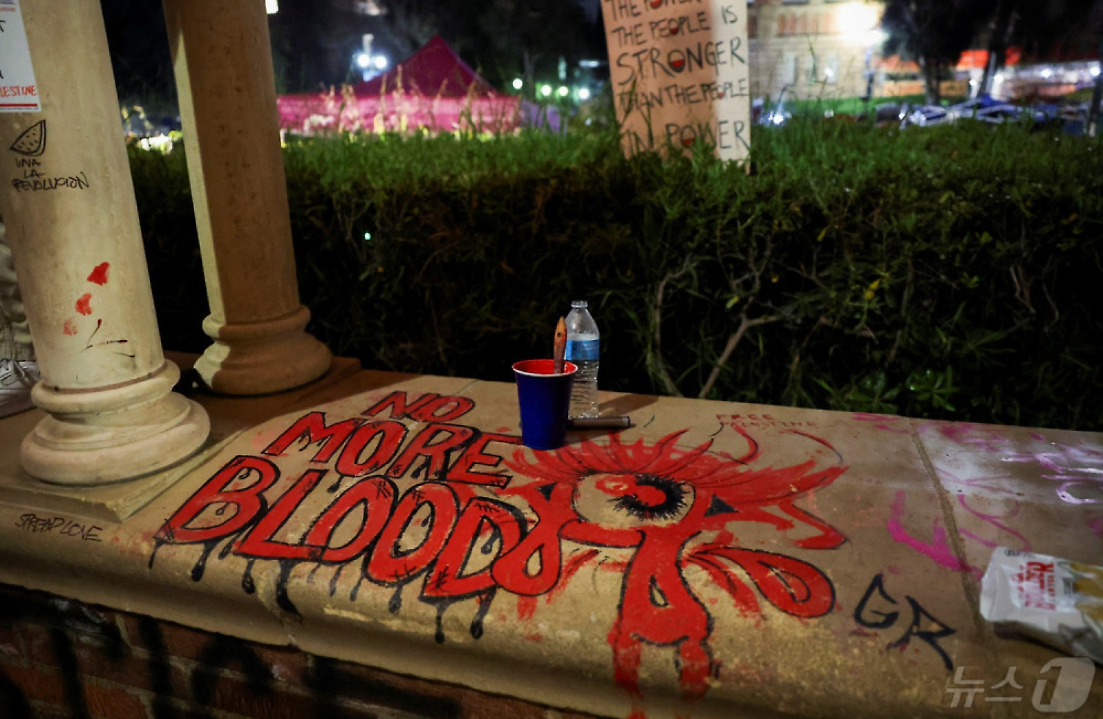 [포토] '더 이상의 유혈 사태는 그만'…시위 격화하는 UCLA