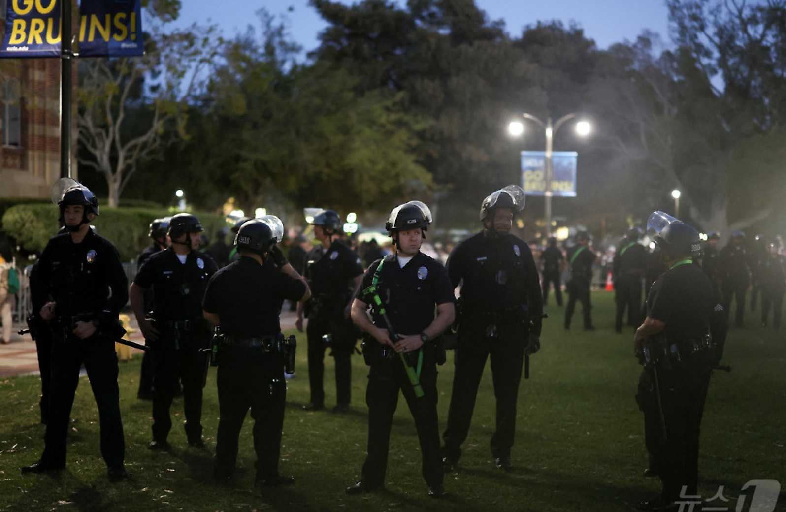 [포토] 이-팔 시위 본격화…UCLA 교정에 배치된 경찰관들