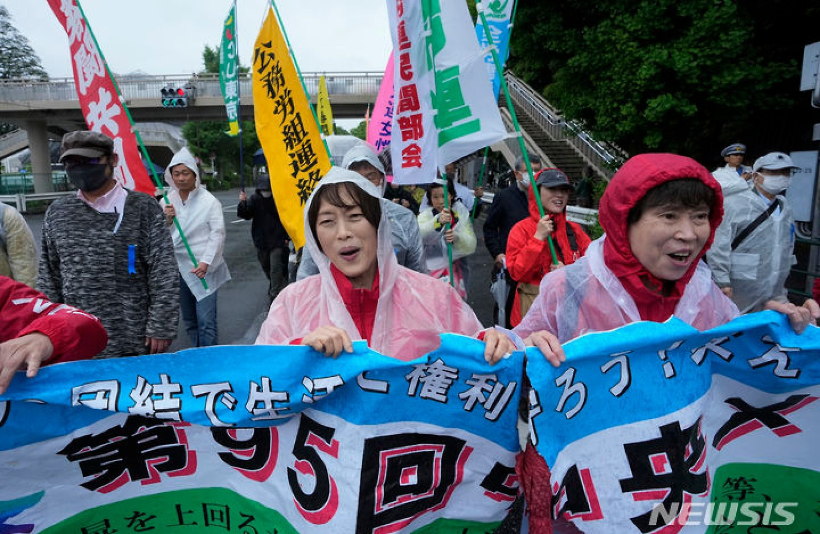 행진하는 일본 노동자의 날 집회 참석자들