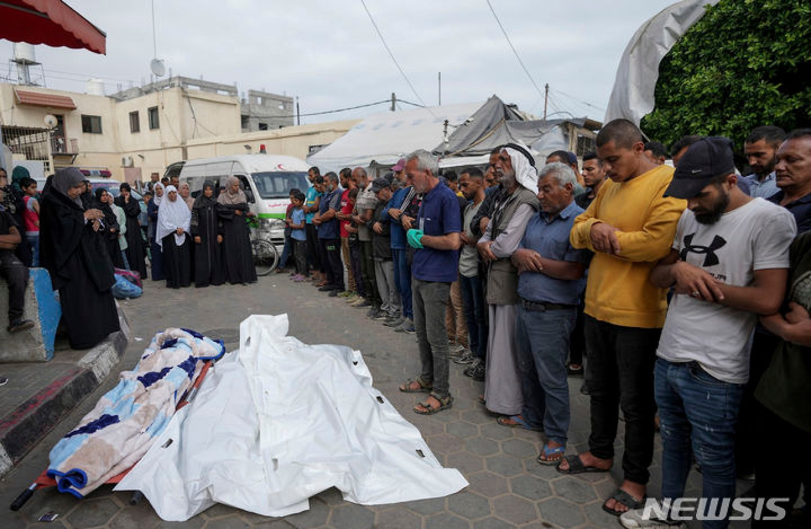 희생자 시신 앞 기도하는 팔레스타인인들