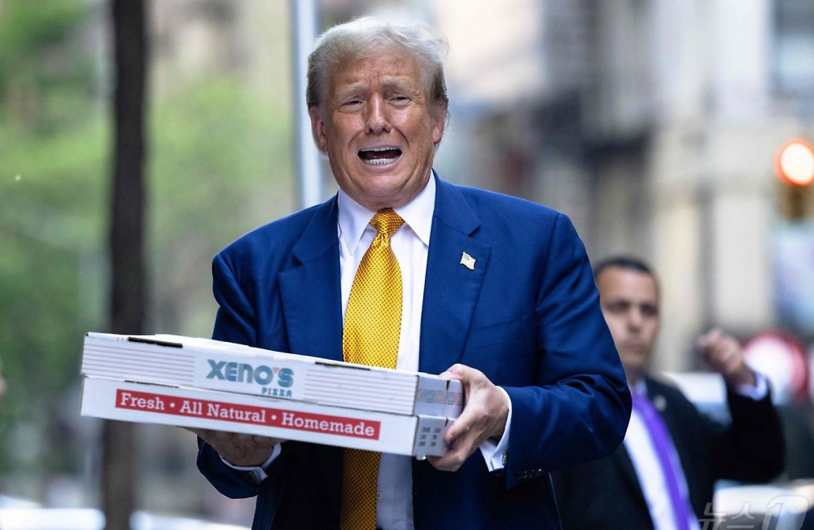 재판 마치고 뉴욕 소방서에 피자 들고 가는 트럼프
