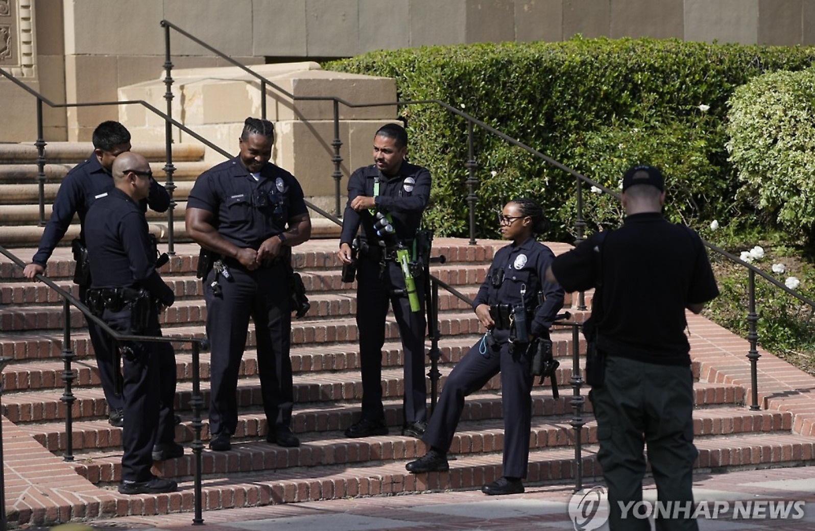 UCLA 캠퍼스 진입한 美 경찰