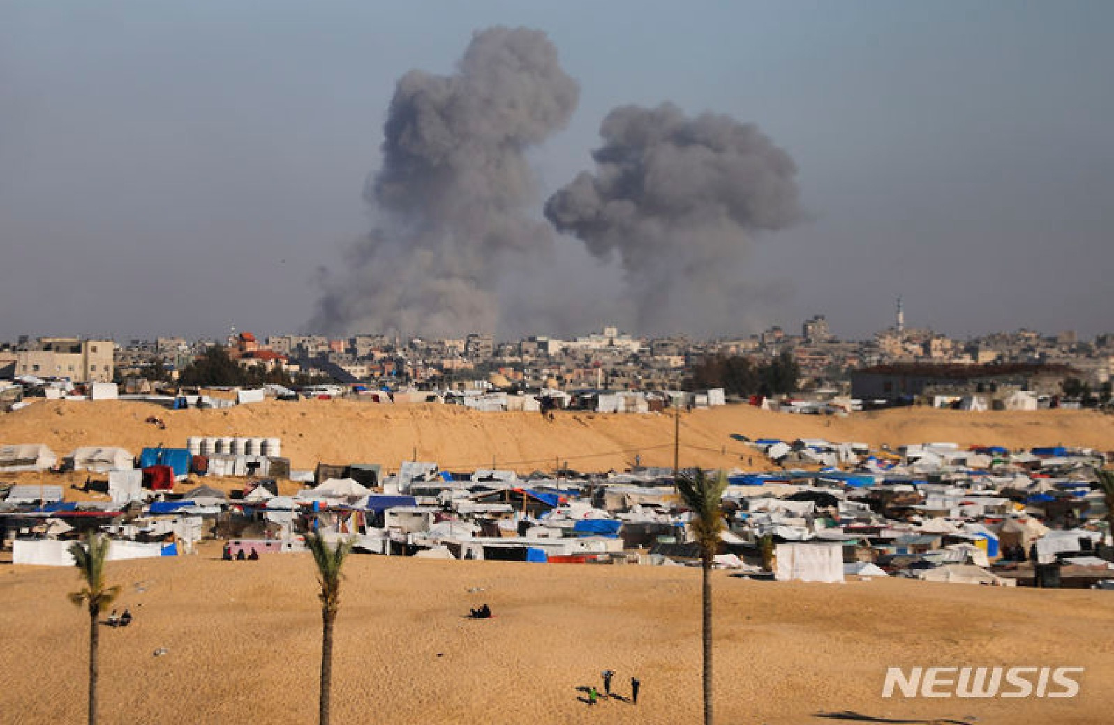 이스라엘 공습으로 라파에서 피어오르는 연기