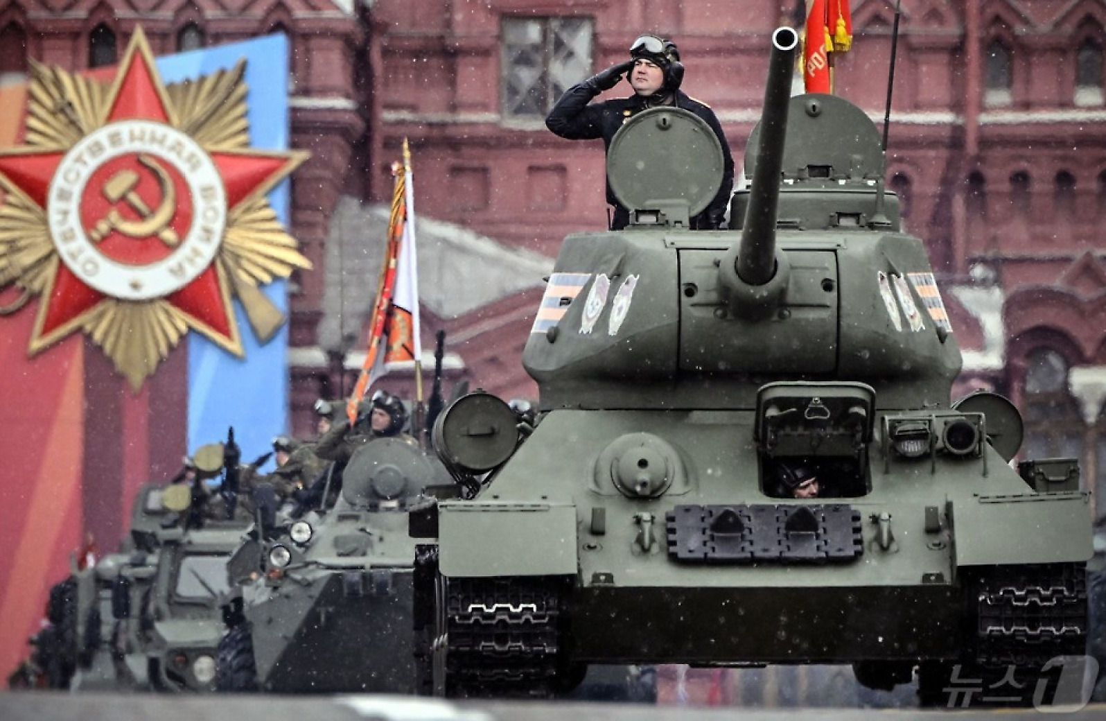 [포토] 러 전승절 열병식에 등장한 소련제 전차