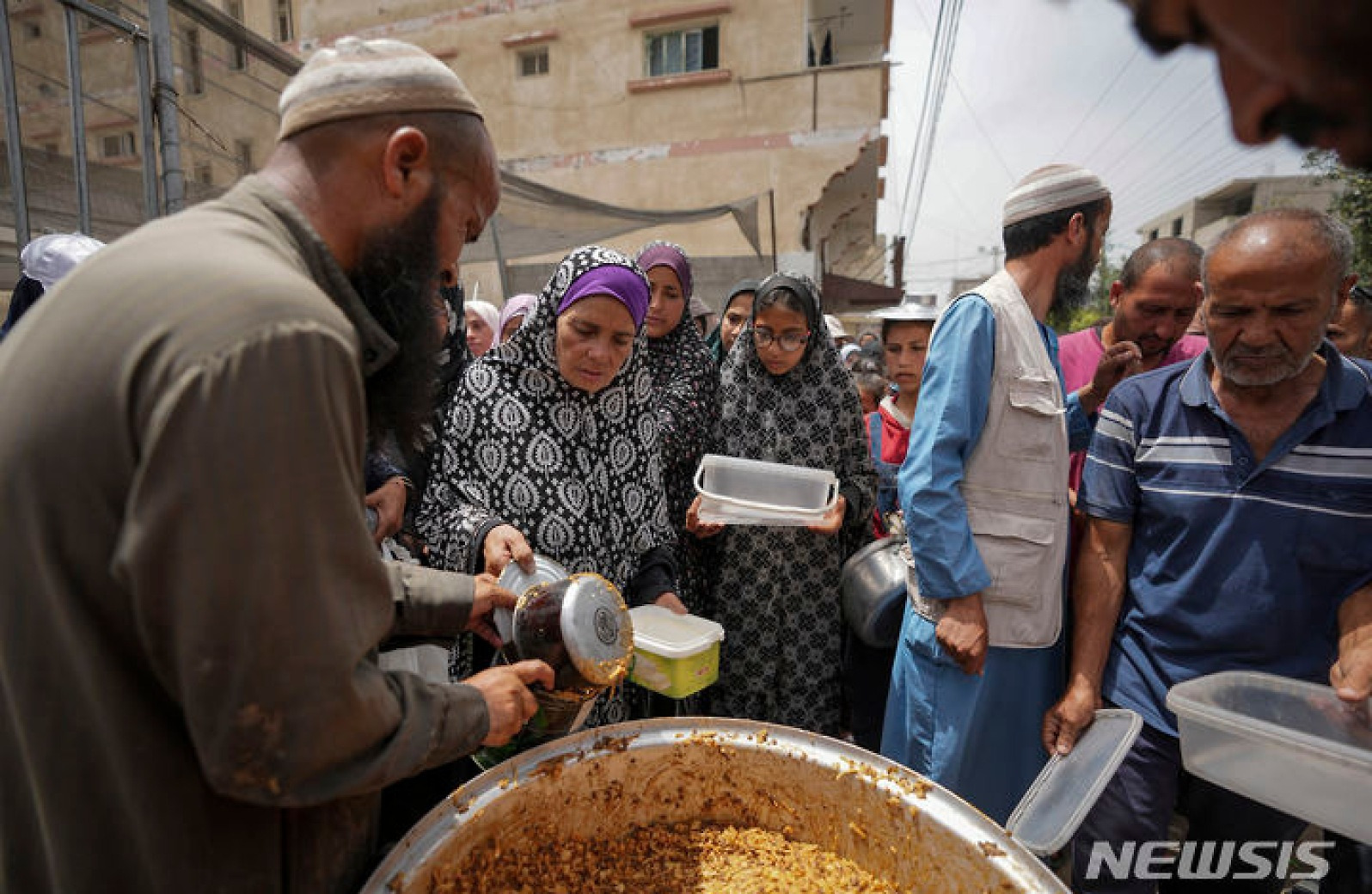 식량 배급받는 팔레스타인 난민들