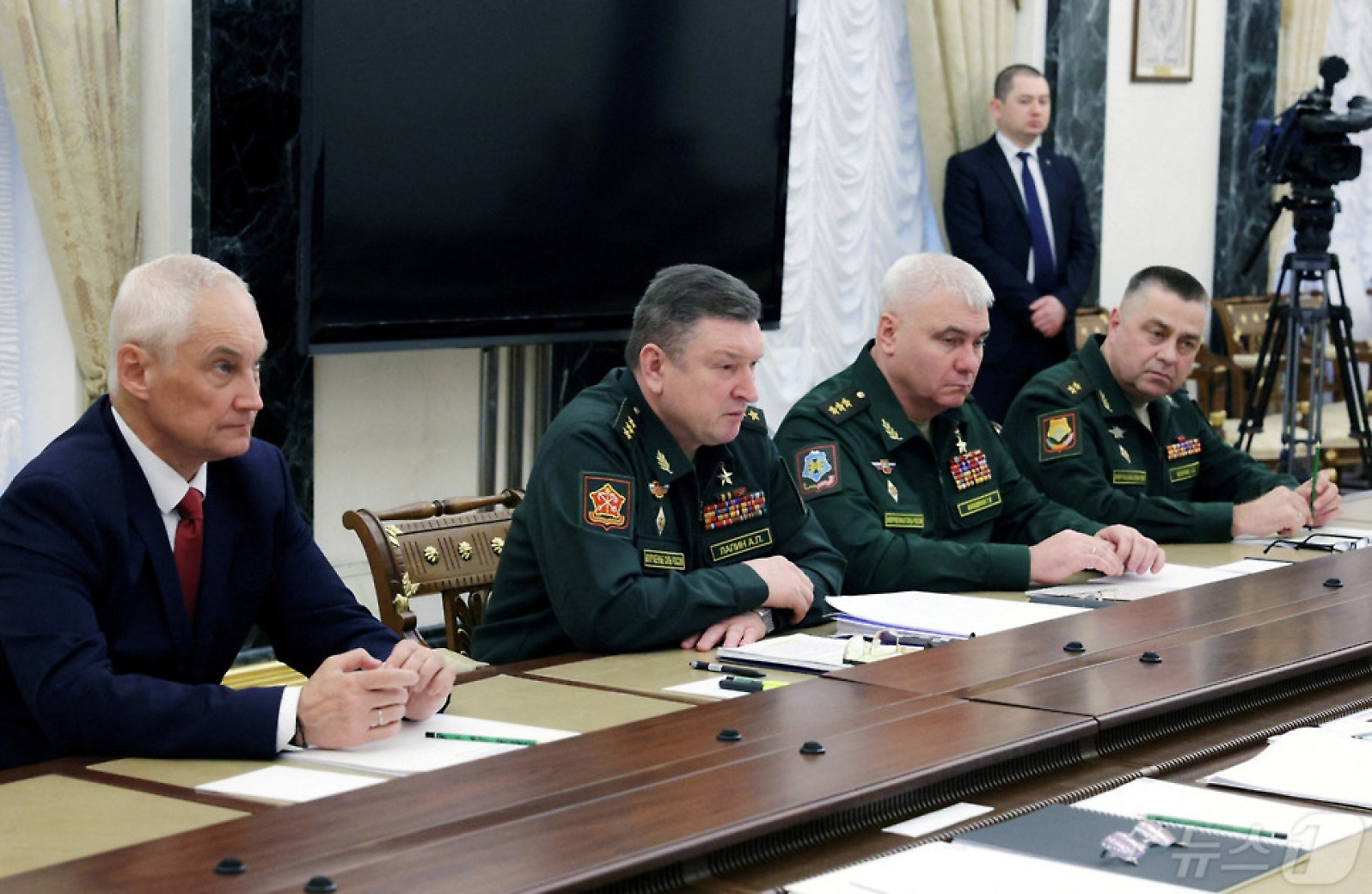 나란히 앉은 벨로우소프 국방과 라핀 중부군 사령관