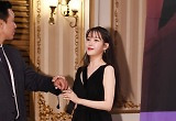 이지은, 단짝 경호원 에스코트 받으며 퇴장