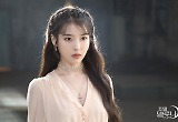  배우 이지은의 계절