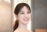 박은빈, 김갑수 저격 논란 속 ‘백상’ 비하인드컷 공개..대상 금빛 미소