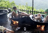 "극락투어 맞아?"…이관희X아모띠, 가마솥 온천에서 로맨틱 꽃잎 목욕 