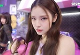 izna, 품에 안은 음방 1위 트로피…"더 열심히 해서 좋은 무대 보여드릴 것"