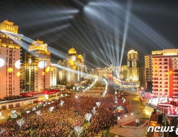 림흥거리 '야간 준공식'으로 평양 발전상 선전…"부흥강국"[데일리 북한]
