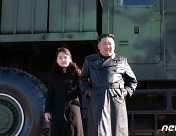 [데일리 북한]딸과 함께한 김정은… ICBM 공로자들과 기념사진·포상