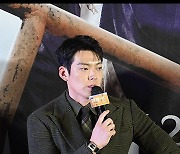 김우빈,'얼굴도 CG가 아니냐는 논란에..그거 질문인가요?' 김우빈,'얼굴도 CG가 아니냐는 논란에..그거 질문인가요?' [O! STAR 숏폼] [O! STAR 숏폼]