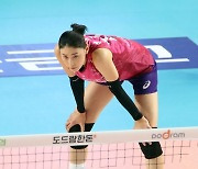 코트 바라보는 김연경