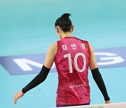 서브하기 위해 자리 옮기는 김연경