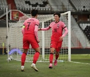 '황희찬 최단시간 골에 또 손흥민X황의조 골' 한국, 카타르에 2-1 전반마쳐