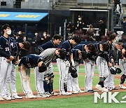 한국시리즈 1차전 패배에 고개숙인 두산 선수들 [MK포토]