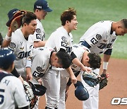 한국시리즈 1차전 MVP 알테어,'마스크 인터뷰 거부' [사진]