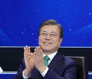 "영옥, 순자.." 문 대통령, 한국계 미 하원들 이름 부르며 축하