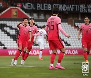 한국, 카타르에 전반 2-1 리드.. 황희찬-황의조 연속 골