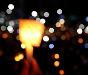 [Column] This is not why we held up candles in Gwanghwamun Square