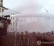 "코로나19 통제 반대" 베를린서 대규모 집회..경찰, 물대포 대응