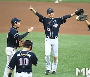 김재호 'KS 2차전 MVP' [MK포토]