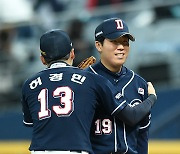 [MD포토] 허경민 '김민규, 승리 지켜줘서 고마워'