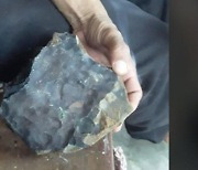 '하늘에서 떨어진 돈벼락'..인니 30대, 45억년 된 운석 발견