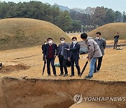 김현모 문화재청 차장, 부여 능산리 고분군 발굴현장 방문