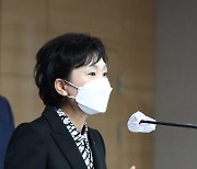 [포토]취재진 질문에 답하는 김현미 국토부 장관