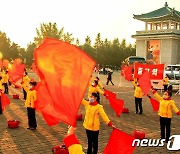 '출근길 환영' 선전·선동 나선 북한 여맹원들