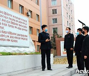 북한 평양무궤도전차공장 앞에 놓인 현지지도 기념비