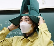 유은혜 장관 '지진나면 머리부터 보호하세요'