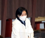 흰색 후드티에 청바지 입고 본회의 참석한 박영선 장관
