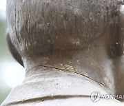 [종합] "목 잘라 연희동집에 던지려 했다" 전두환 동상 훼손한 50대 체포