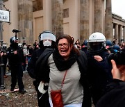 "코로나 봉쇄 반대" 베를린 시위대·경찰 충돌.. 물대포·폭죽까지 동원