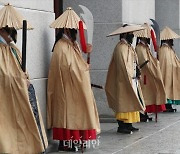 <포토> 경복궁 수문장, 조선시대 우비 착용
