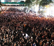 저항의 상징인 세 손가락 치켜들며.. 태국 반정부 시위대 "군주제 개혁-총리 퇴진"