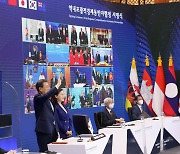 문 대통령, 20일 APEC 정상회의 참석..'디지털 강국' 위상 굳힌다
