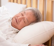 노인이 되면 '아침잠' 줄어드는 과학적인 이유