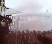 독일 베를린서 코로나 통제반대 대규모 집회 열려..경찰 '물대포' 대응