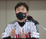 LG 마지막 한국시리즈 이끈 류지현 감독 "이젠 LG 팬에 보답해야"