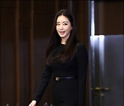 '각선미 자랑은 과감하게'..김사랑, 확 트인 원피스룩 [MD화보]