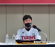 '찐LG팬' 류지현 감독 "우리 팬들 열정 안 과해..스트레스 받지 않게 잘할 것"